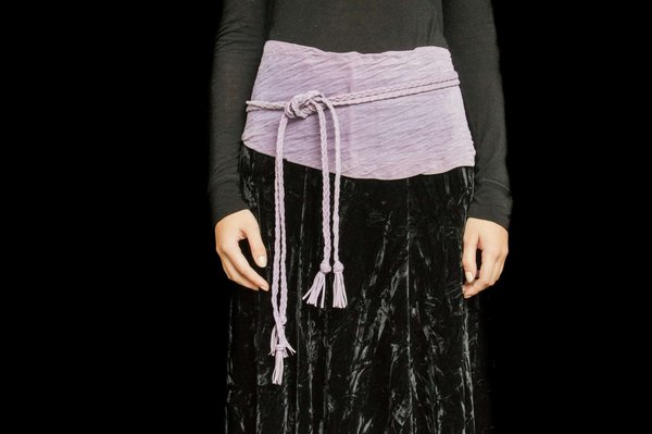 Quelle est la meilleure manière de porter une ceinture large avec une robe en tricot?