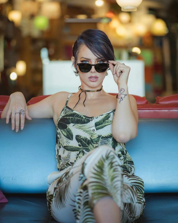 Comment choisir des accessoires qui accentuent une robe sans manches pour un événement formel ?